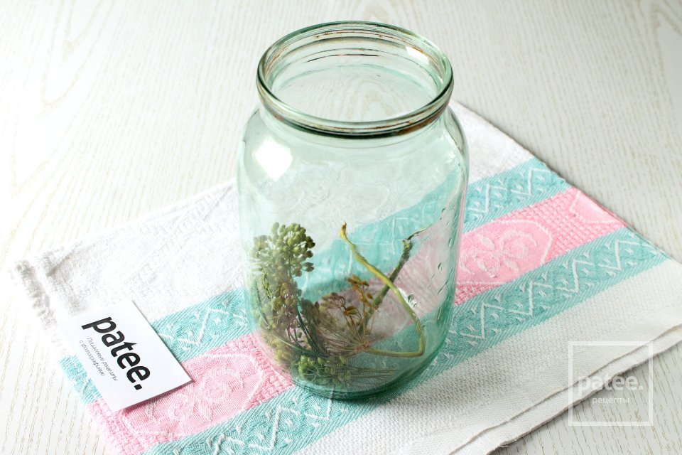 Консервированные огурцы с помидорами по-домашнему - Шаг 3