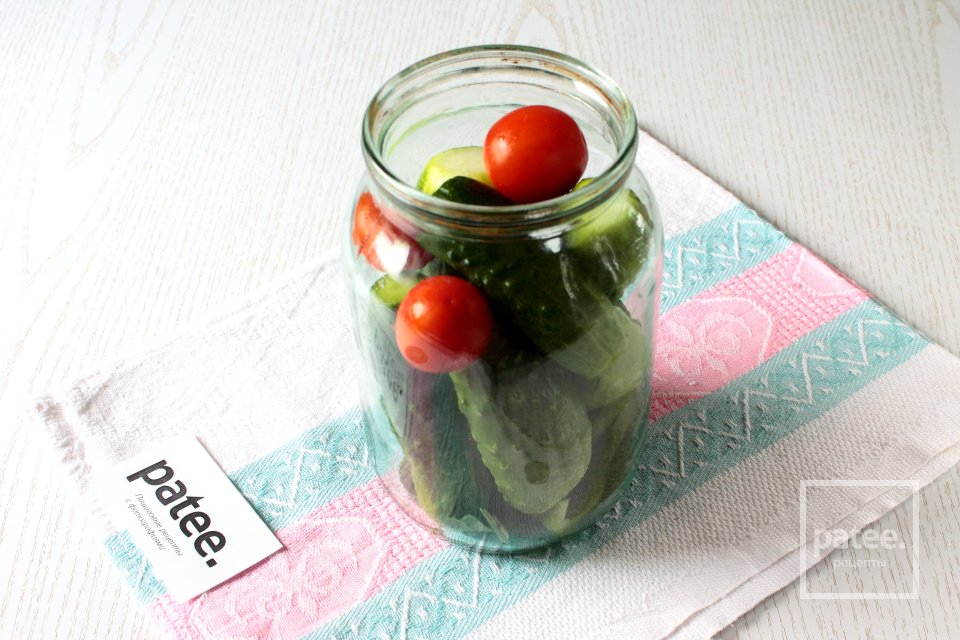 Консервированные огурцы с помидорами по-домашнему - Шаг 6