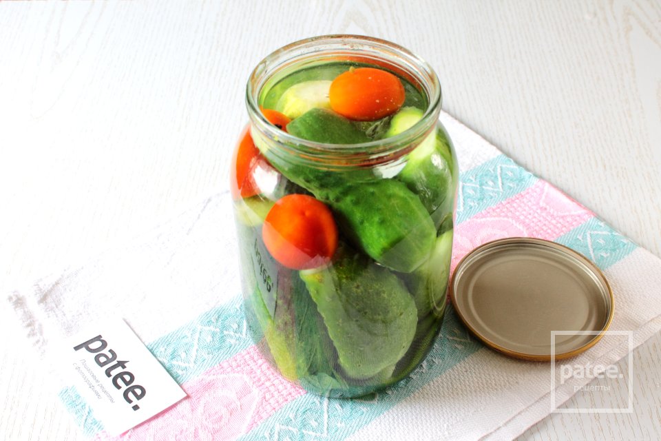 Консервированные огурцы с помидорами по-домашнему - Шаг 7