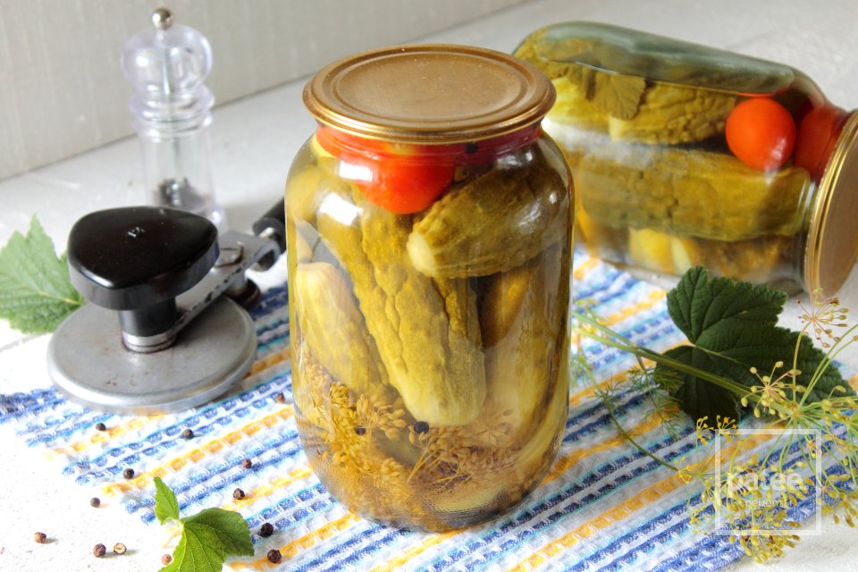 Консервированные огурцы с помидорами по-домашнему - Шаг 12