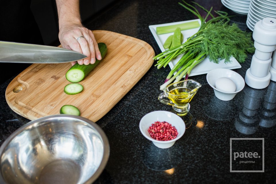 Легкий салат с яйцом пашот - Шаг 2