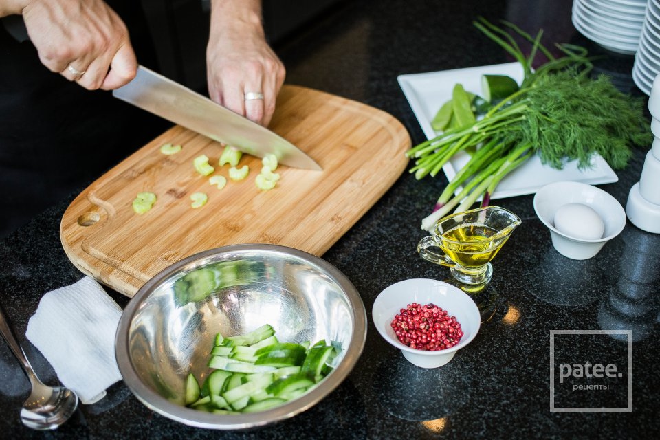 Легкий салат с яйцом пашот - Шаг 4