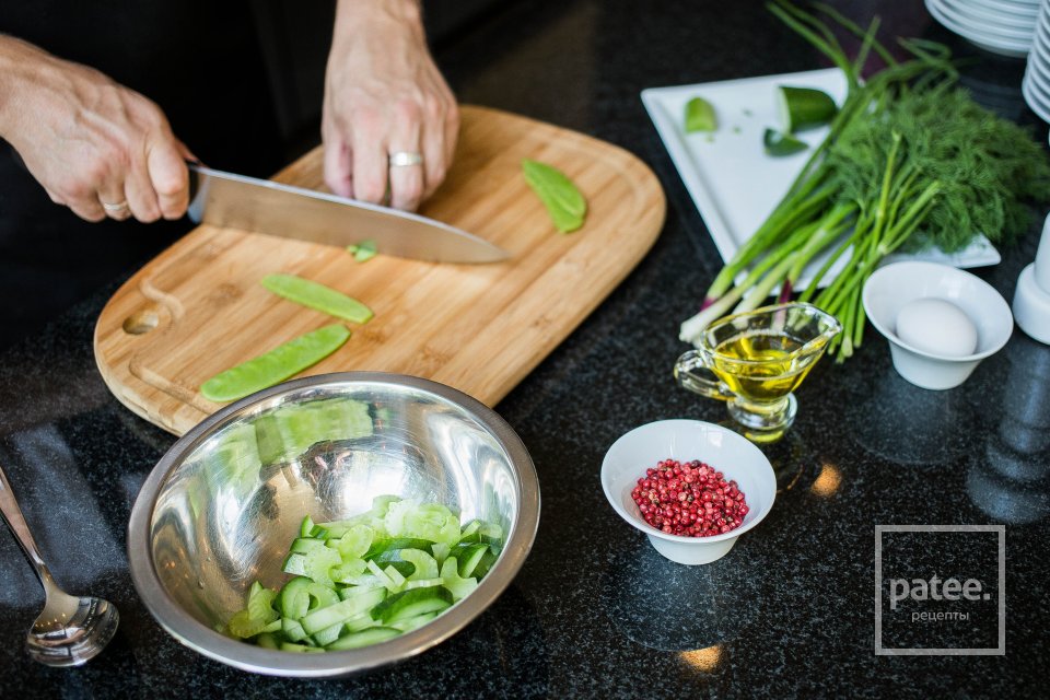 Легкий салат с яйцом пашот - Шаг 5