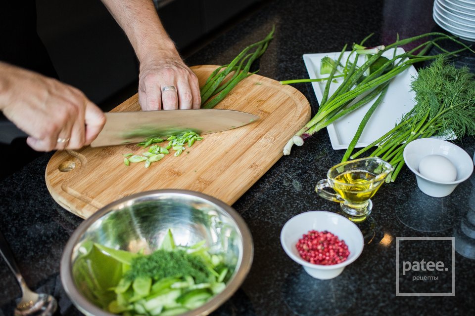 Легкий салат с яйцом пашот - Шаг 7