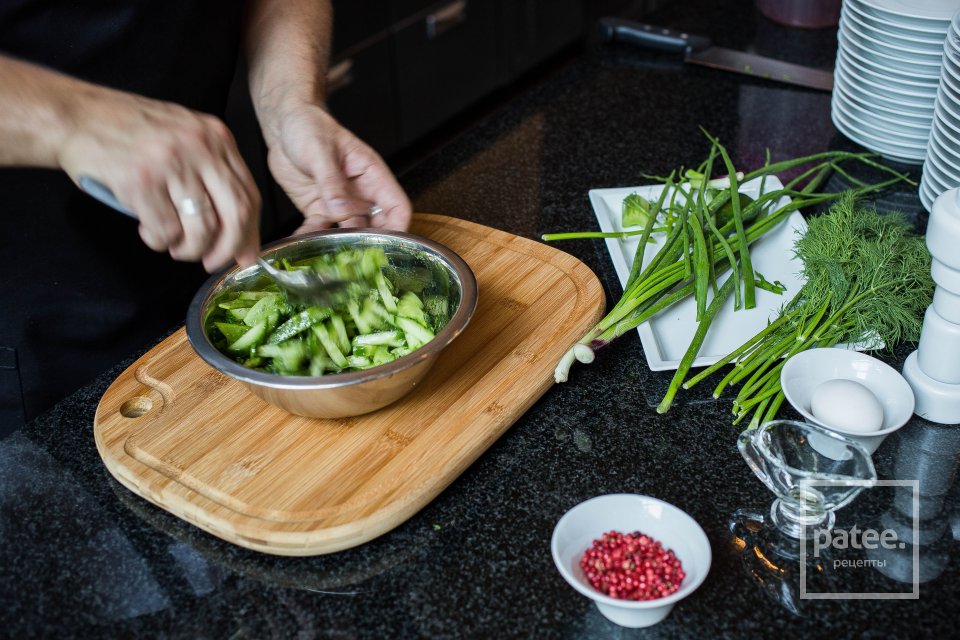 Легкий салат с яйцом пашот - Шаг 10