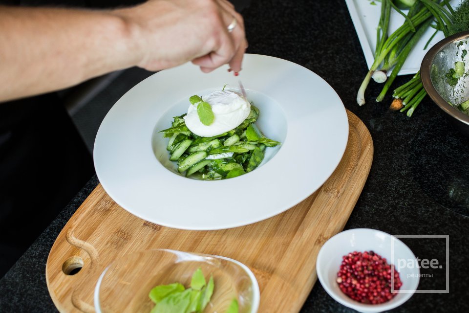 Легкий салат с яйцом пашот - Шаг 19