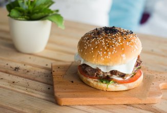 Гамбургер из телятины с соусом вителло тоннато