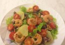 Теплый салат с морепродуктами