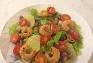 Теплый салат с морепродуктами