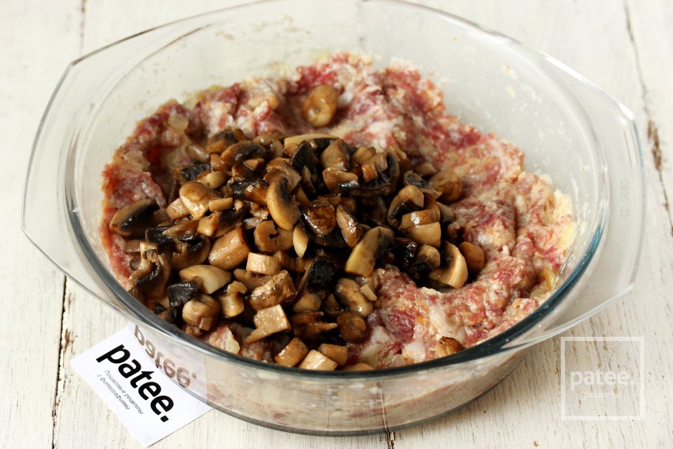 Котлеты из свинины с грибами - Шаг 7