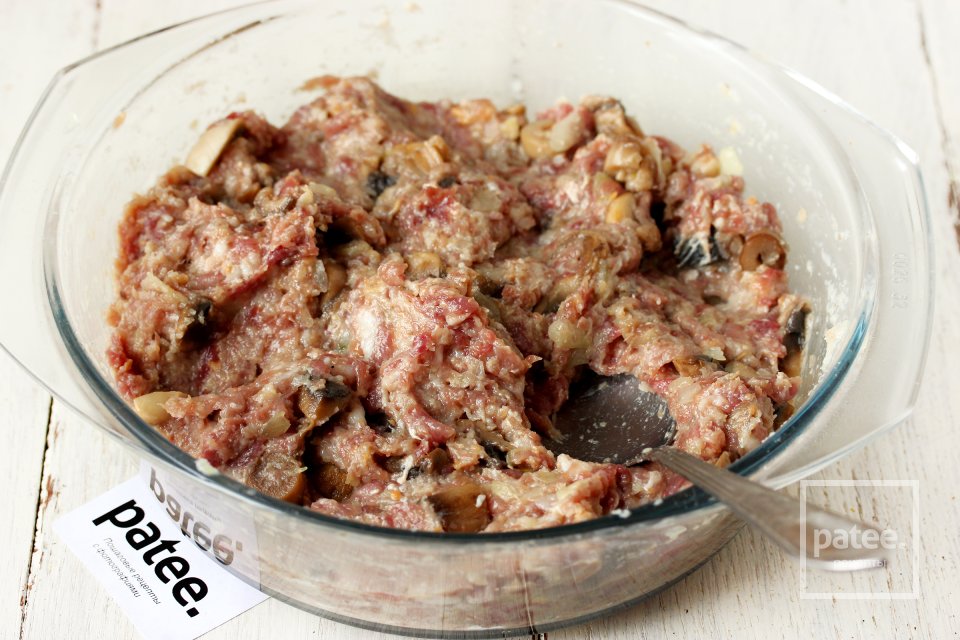 Котлеты из свинины с грибами - Шаг 8