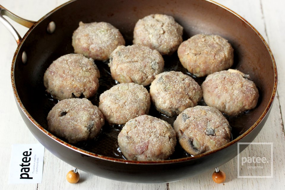 Котлеты из свинины с грибами - Шаг 10