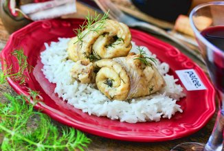 Рулетики из камбалы с анчоусным маслом и рисом в мультиварке