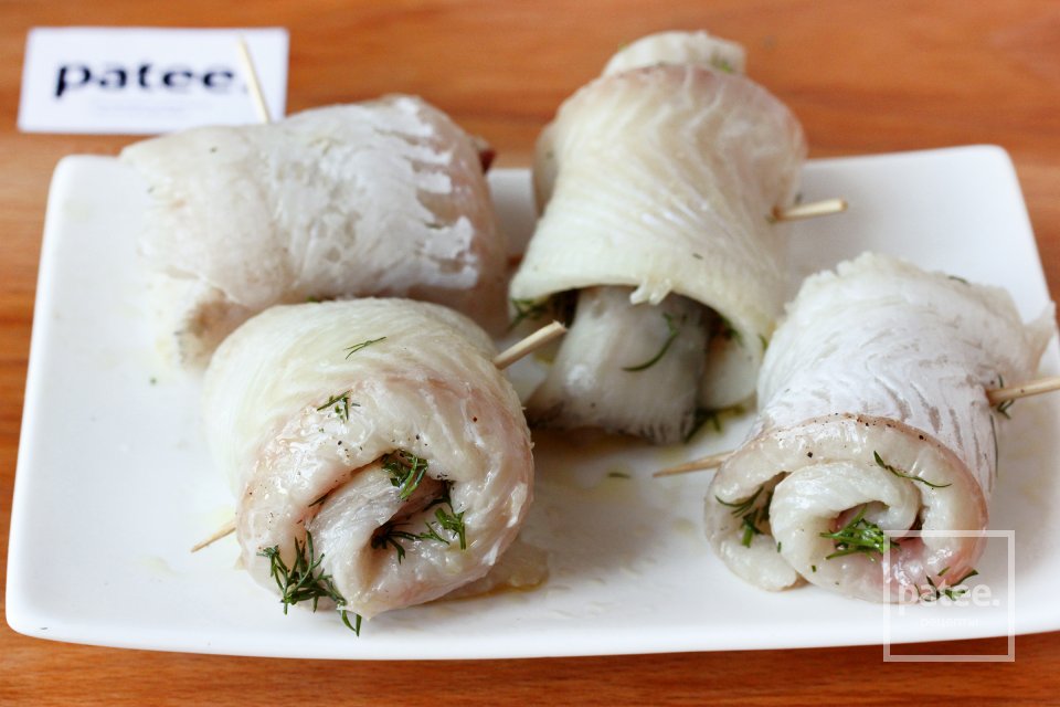 Рулетики из камбалы с анчоусным маслом и рисом в мультиварке - Шаг 10