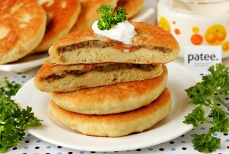 Жареные пирожки с куриной печенью и картофелем