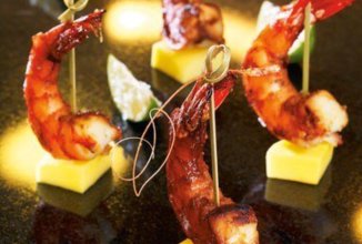 Обжаренные креветки, с дольками манго