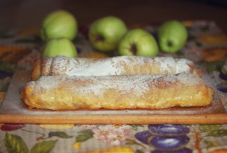 Слоено-дрожжевой рулет с яблоком а-ля "Штрудель"