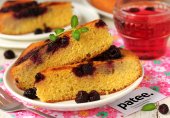Кукурузный пирог с ягодами