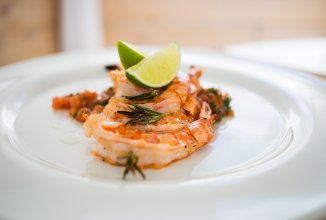 Тигровые креветки-гриль с томатной сальсой