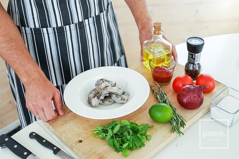 Тигровые креветки-гриль с томатной сальсой - Шаг 1