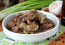 Свинина с луком и чесноком в мультиварке