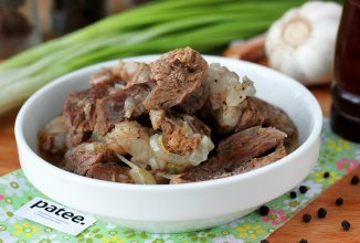 Свинина с луком и чесноком в мультиварке