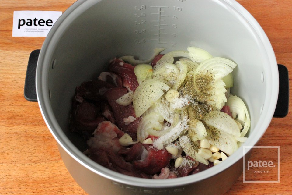 Свинина с луком и чесноком в мультиварке - Шаг 6