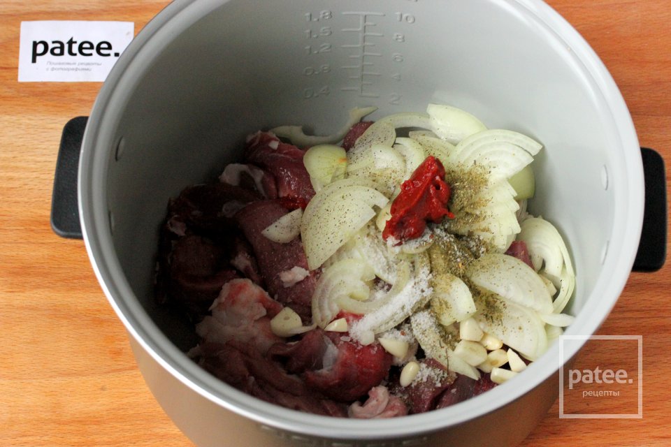 Свинина с луком и чесноком в мультиварке - Шаг 7