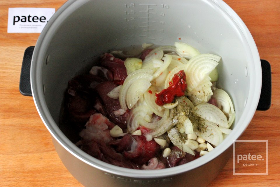 Свинина с луком и чесноком в мультиварке - Шаг 8