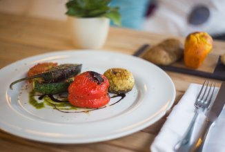 Овощи на гриле с соусом песто