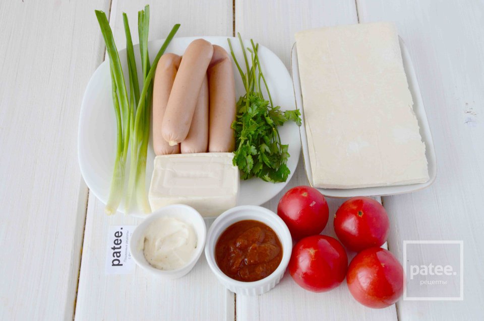 Пицца с помидорами, зеленью и сосисками - Шаг 1