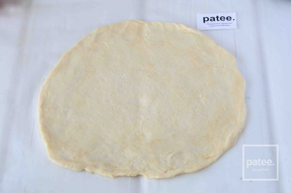 Пицца с помидорами, зеленью и сосисками - Шаг 2