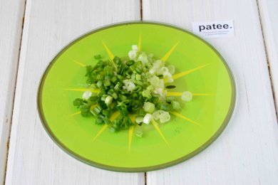 Пицца с помидорами, зеленью и сосисками - приготовление