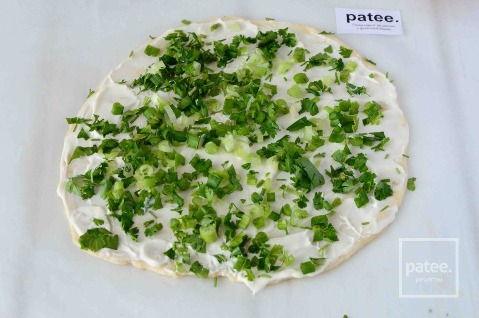 Пицца с помидорами, зеленью и сосисками - Шаг 5