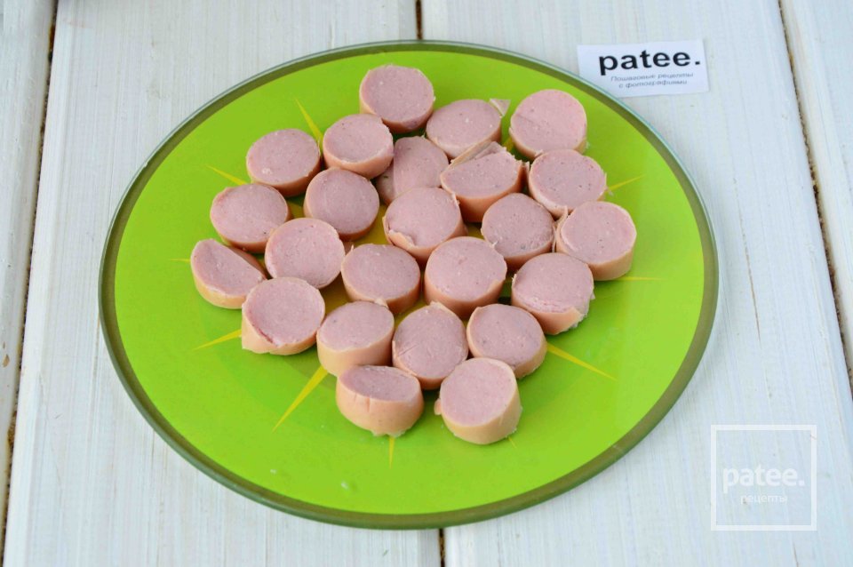 Пицца с помидорами, зеленью и сосисками - Шаг 6