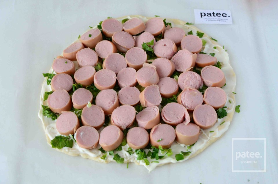 Пицца с помидорами, зеленью и сосисками - Шаг 7