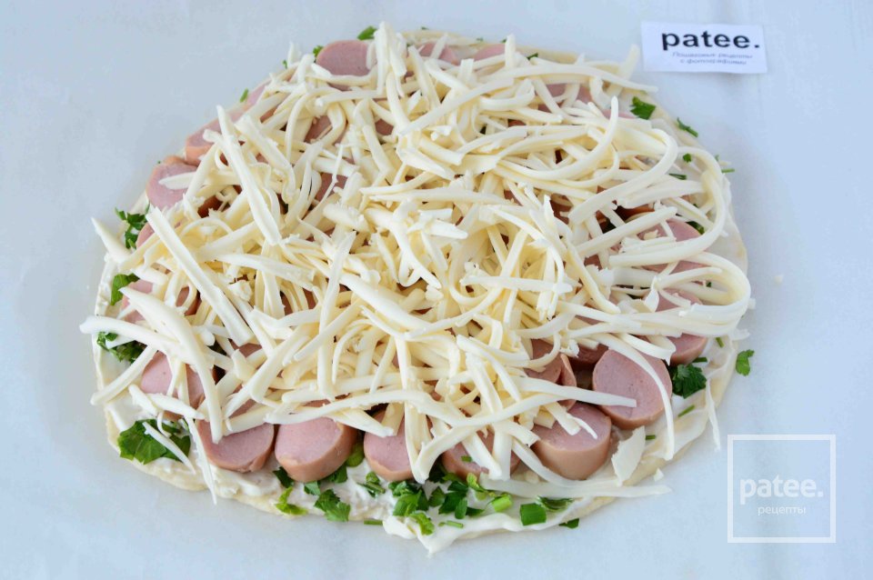 Пицца с помидорами, зеленью и сосисками - Шаг 8