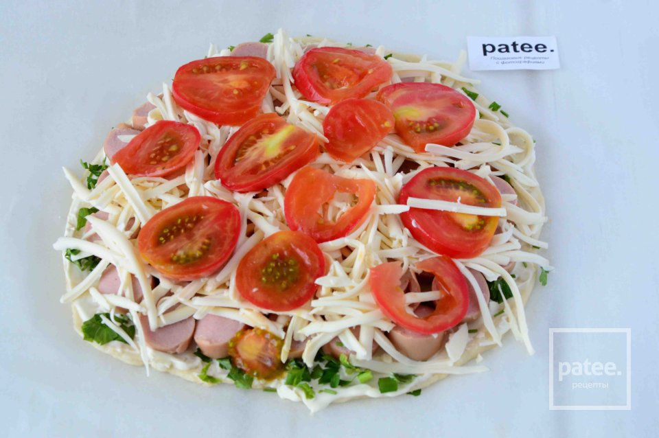 Пицца с помидорами, зеленью и сосисками - Шаг 10