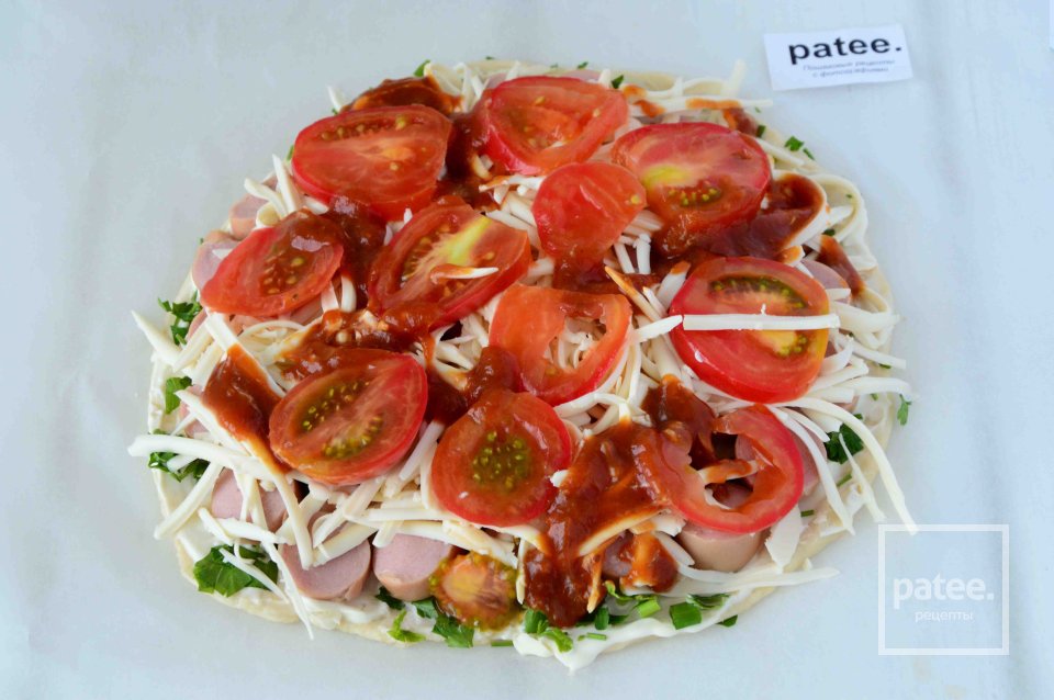 Пицца с помидорами, зеленью и сосисками - Шаг 11