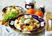 Куриные тефтели с лисичками и картофелем
