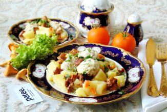 Куриные тефтели с лисичками и картофелем