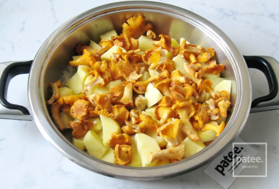 Куриные тефтели с лисичками и картофелем - Шаг 8