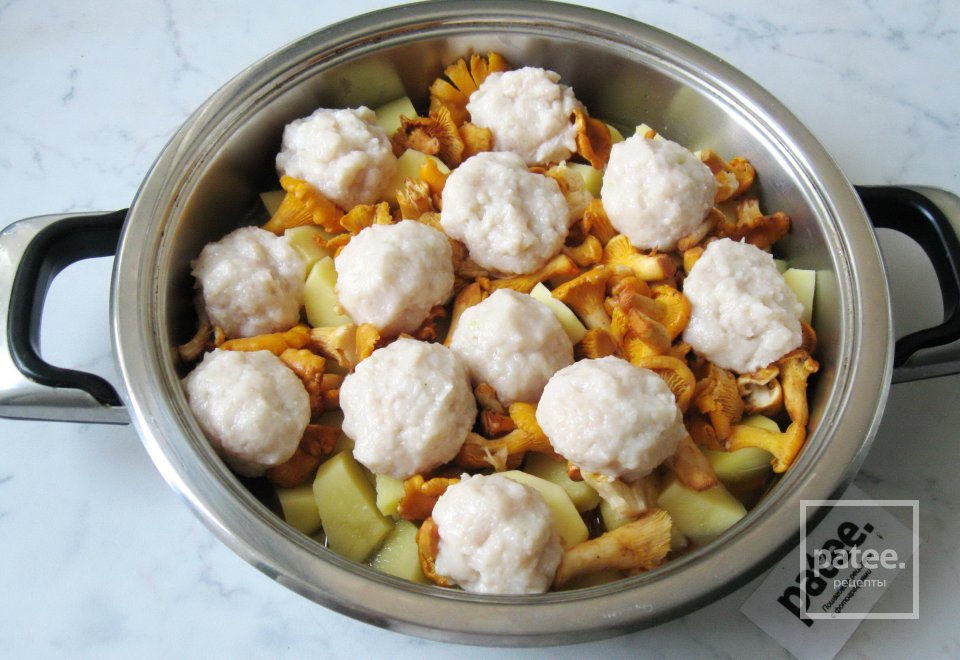 Куриные тефтели с лисичками и картофелем - Шаг 11