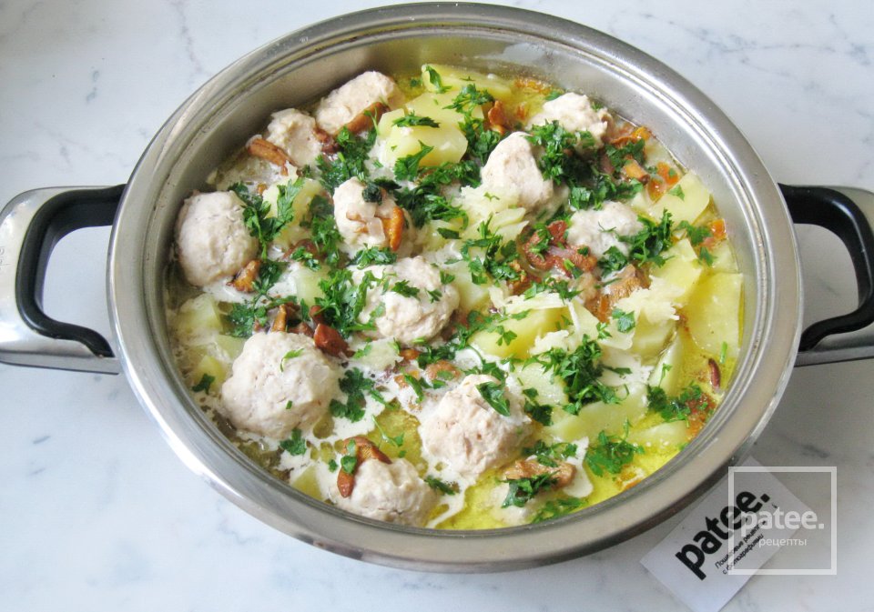 Куриные тефтели с лисичками и картофелем - Шаг 14