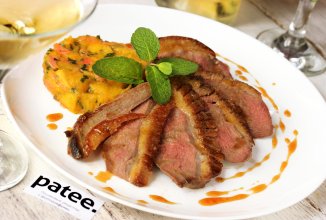 Утиная грудка с мангово-имбирным тартаром и медовым соусом