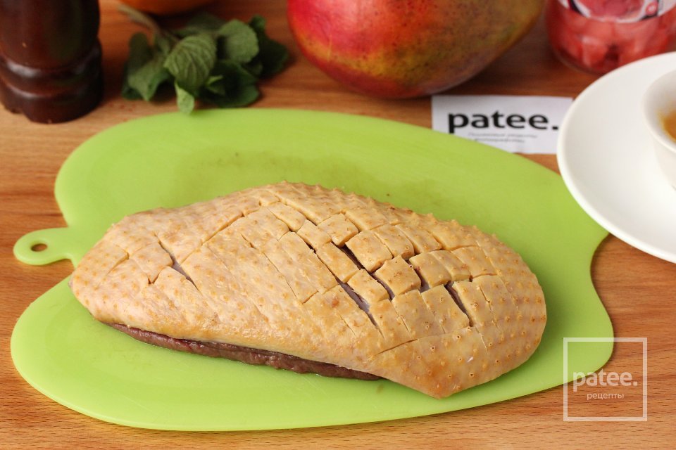 Утиная грудка с мангово-имбирным тартаром и медовым соусом - Шаг 2