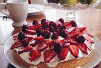 Очень ягодный бисквит