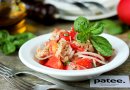 Салат из розовых помидоров с тунцом