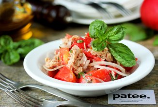 Салат из розовых помидоров с тунцом