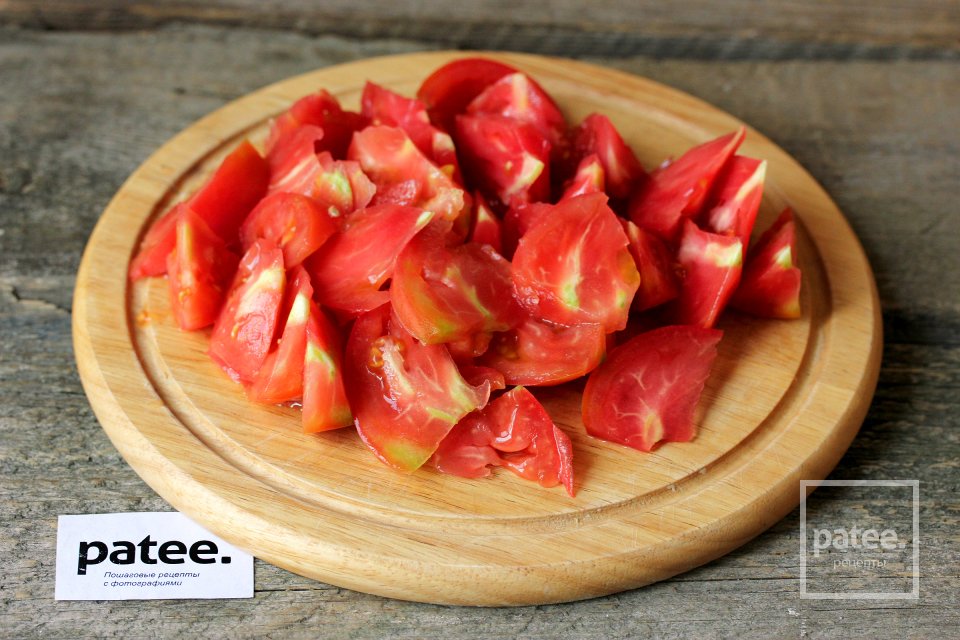 Салат из розовых помидоров с тунцом - Шаг 2